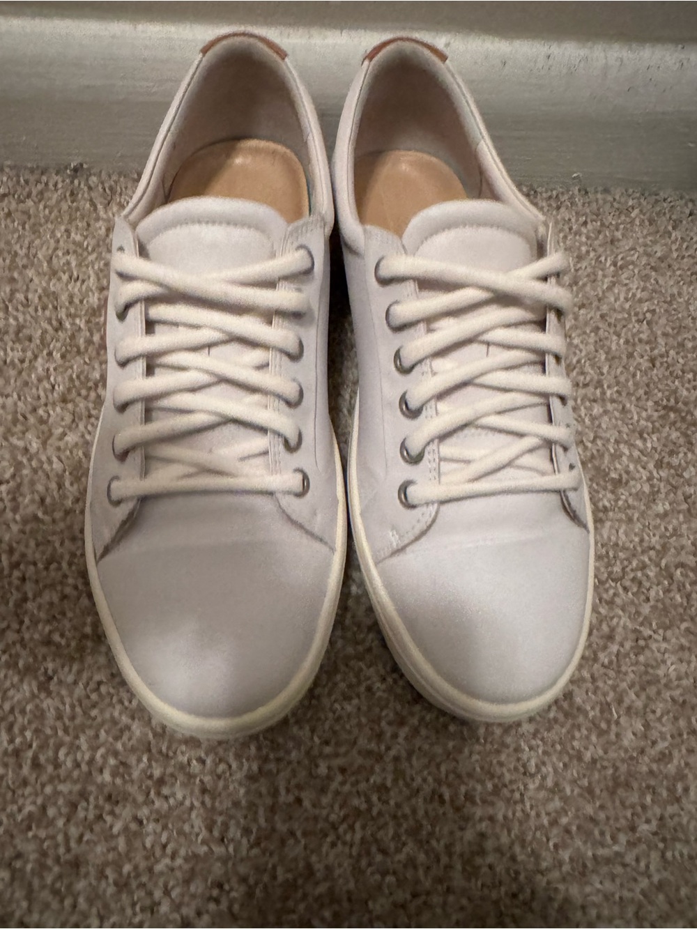 Casual Low-Top Lace-Up Sneakers —white